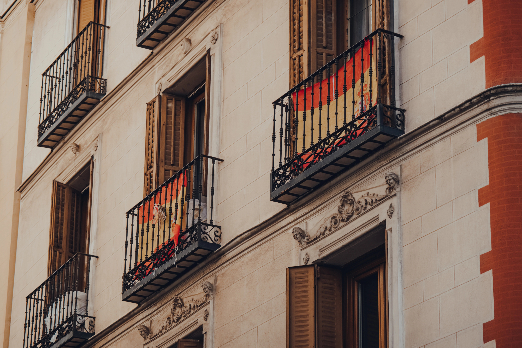 Oče je dobil katalog za balkonske ograje kar iz tujine